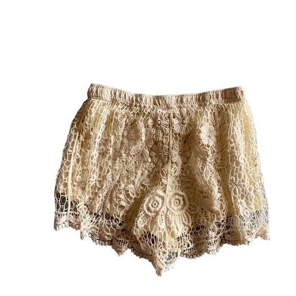 Vivid Collection Lace Off White Crochet Shorts. Excellent Condition. Lined. - Picture 3 of 9